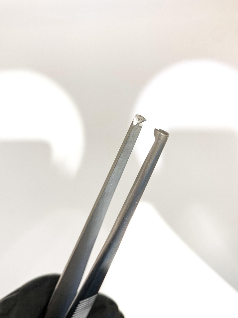 PINZA MICROQUIRURGICA DE MANO IZQUIERDA CON DIENTE GRIS
