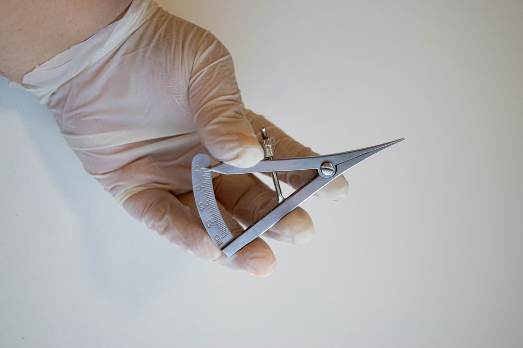 CALIBRE ÓSEO CON PUNTA RECTA