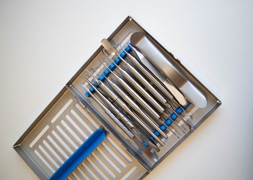 KIT DE CIRUGIA IMPLANTOLOGICA PERIODONTAL CON CASETTE METÁLICO GRIS