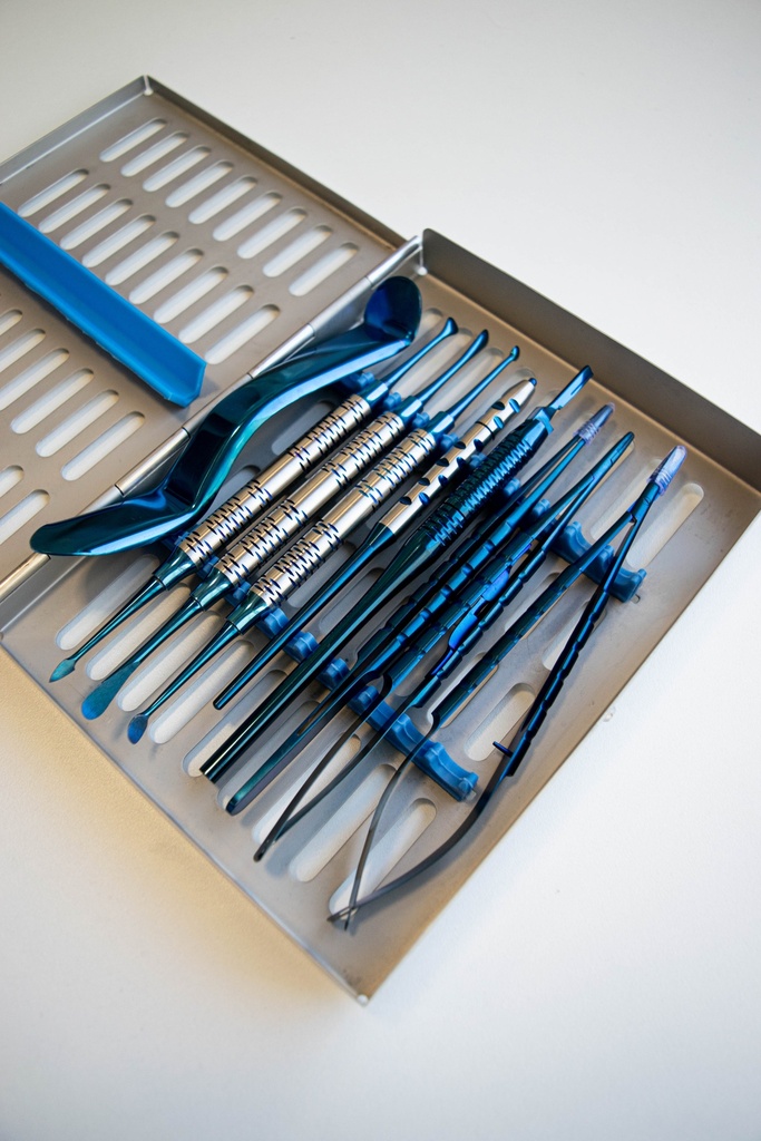 KIT DE CIRUGIA IMPLANTOLOGICA PERIODONTAL CON CASETTE METÁLICO AZUL